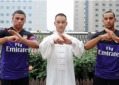 Đến Trung Quốc, sao trẻ Arsenal tranh thủ học kungfu