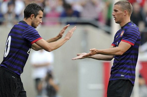 HLV Arsene Wenger: Mua cầu thủ mới không phải để thay thế Van Persie