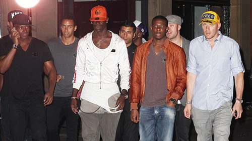 Balotelli và dàn sao Man City miệt mài... bay đêm
