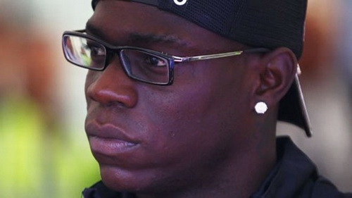 Balotelli bất ngờ hào phóng tặng bạn siêu xe