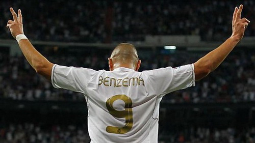 Karim Benzema giằng xé giữa số 9 và số 10