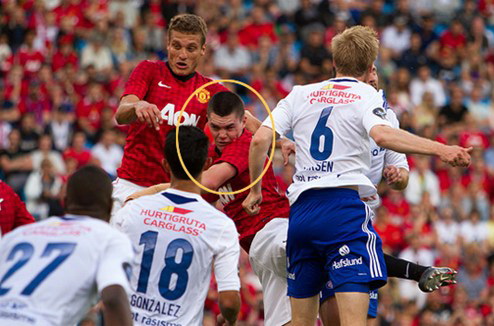 Keane sướng phát điên vì được đóng thế Evra