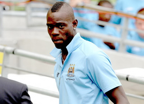 Balotelli xỏ xiên Arsenal, MU và Van Persie