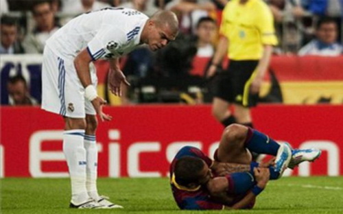 Mourinho vẫn chưa hết “cay cú” về màn diễn của Alves