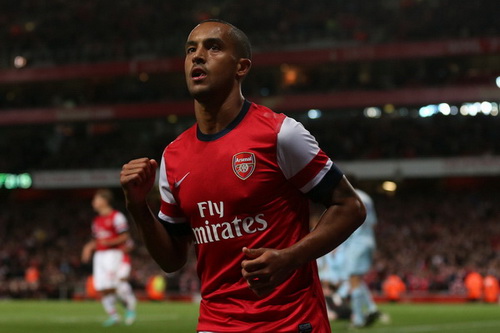 Walcott muốn được đá tiền đạo: Làm sao để thuyết phục Wenger?