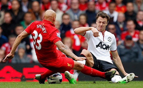 Đuổi Shelvey, đáng ra Mark Halsey cũng nên cho Evans ăn thẻ đỏ!