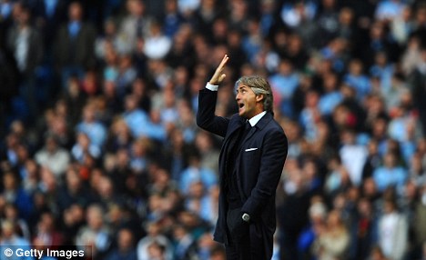 Nội bộ Man City dậy sóng: Mancini xô ngã trò cưng Balotelli