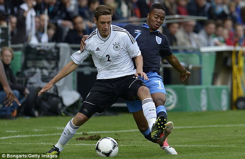 Tin nóng: Tài năng trẻ Raheem Sterling chính thức thay thế Walcott ở ĐT Anh