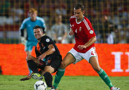 Sir Alex đứng ngồi không yên” vì chấn thương của Van Persie