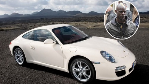 Balotelli tặng Porsche 911 cho em trai