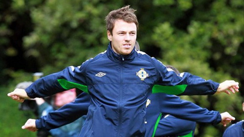 Jonny Evans sẽ phải  ăn đòn của Sir Alex nếu cố tình ra sân