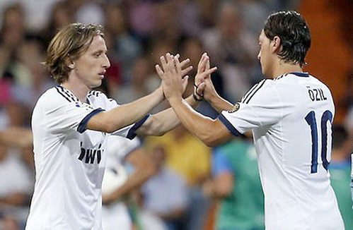Oezil sa sút, Modric giải bài toán tuyến giữa của Real?