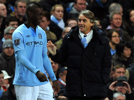 Balotelli & ông thày Mancini: “Con hư tại…mẹ”