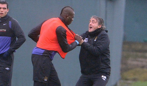 Balotelli ngày càng trở nên bất trị: Cú đấm vào mặt Mancini