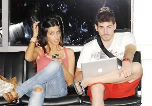 Casillas mượn “bồ” chọc phá Mourinho?