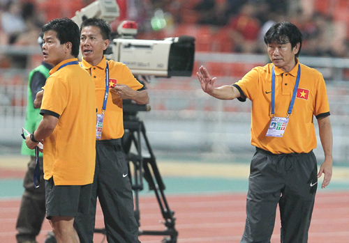 Tìm HLV trưởng cho ĐTQG: Không đâu phức tạp như Việt Nam