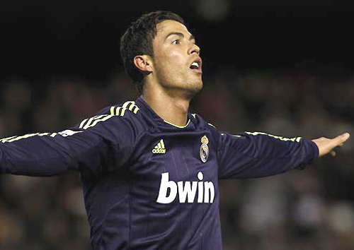 Mắng Ronaldo nữa đi, Mourinho!