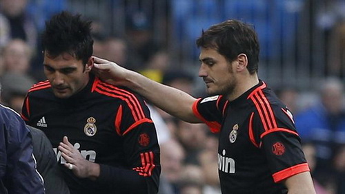 Mourinho bị la ó, Casillas được cổ vũ