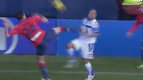 Tái hiện cú kung-fu của De Jong ở La Liga