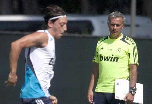 Mới tháng Một, Mourinho đã lo mùa giải mới: Sắp mất đất, mới lo xây nhà