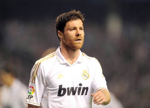 Xabi Alonso: Một mình giữa bầy sói