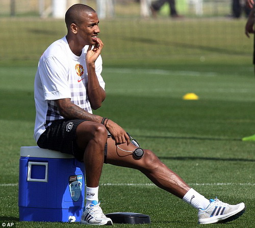 Ashley Young ca thán vì một mùa giải kém cỏi