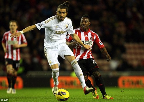 HLV Pep Guardiola muốn chiêu mộ trung vệ của Swansea?