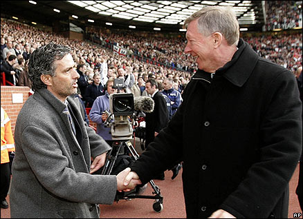 Jose Mourinho đối đầu Sir Alex: Súng sắp nổ, nhưng nụ cười vẫn nở