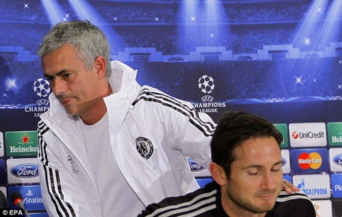 Mourinho phát cáu, dỗi hờn như con nít ở buổi họp báo trước thềm Champions League