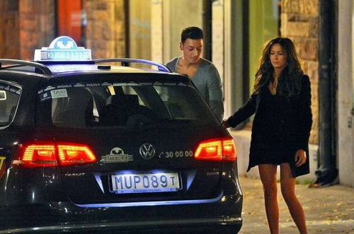 Ozil được bố vợ tương lai tặng quà đặc biệt