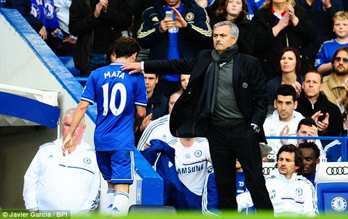 Silva chọc ngoáy Mourinho trước đại chiến