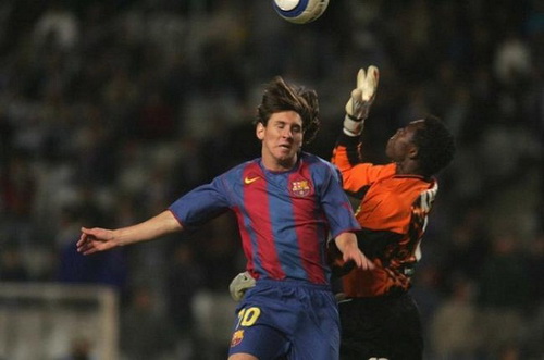 Tranh chấp bóng bổng với thủ môn Kameni Tranh chấp bóng bổng với thủ môn Kameni