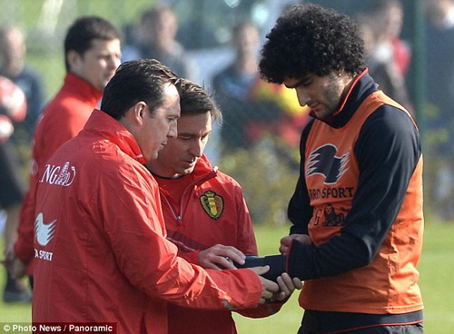 Vì thành tích, Man Utd đành phải trì hoãn việc điều trị chấn thương cho Fellaini