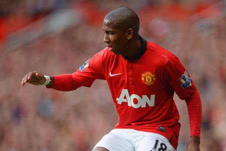 Ashley Young: Hãy đứng vững mà chơi bóng