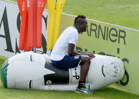 Balotelli quậy tưng bừng trên sân tập
