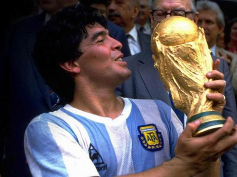 Su tong hoa giua mat tot va xau tao nen mot Maradona noi tieng.