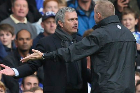 Mourinho trả giá vì chửi trọng tài
