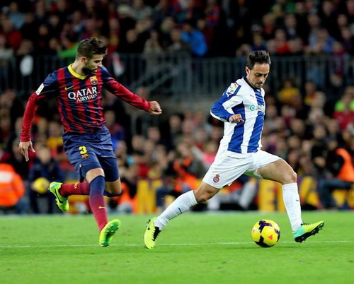 Mượn chiến thắng của Barca, Pique tranh thủ bắn tỉa Real