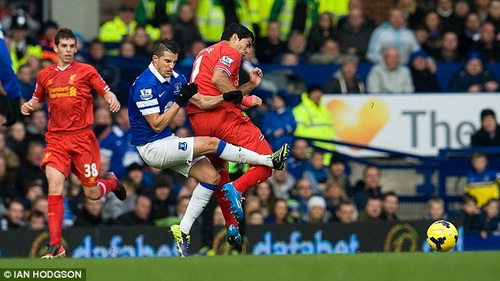 Dư âm derby Merseyside: Luis Suarez bị đối phương chém rách đùi