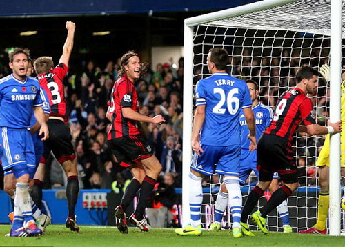 Mourinho vẫn bất bại ở Stamford Bridge nhờ trọng tài