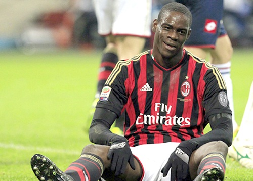 Milan không thắng trận thứ 5 liên tiếp: Đằng sau cái nhếch mép của Balotelli