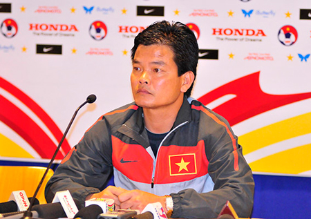 HLV Nguyễn Văn Sỹ không trách thủ môn Tấn Trường