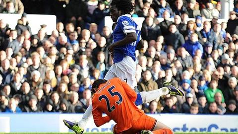 Lloris mất trí nhớ sau pha va chạm với Lukaku