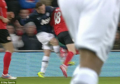 Rooney may mắn tránh được thẻ đỏ: Bước ngoặt trong trận hoà cay đắng của Man Utd