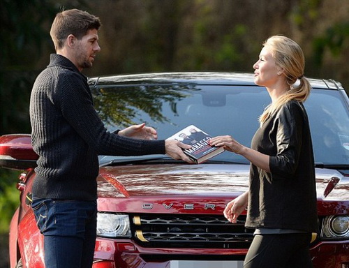 Bí kíp của vợ không giúp được Gerrard đánh bại... Arsene Wenger