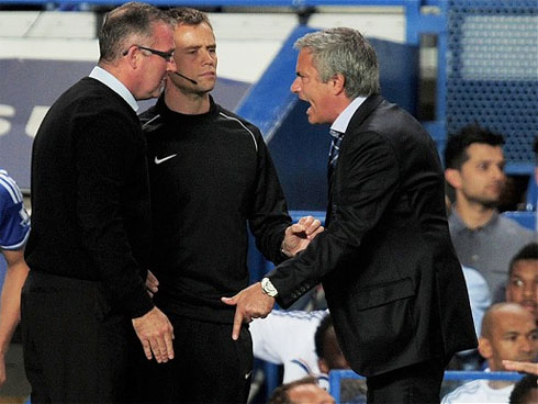 Jose Mourinho trách móc trọng tài