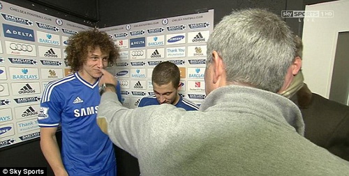 Mourinho .... ngoáy mũi David Luiz khi phỏng vấn