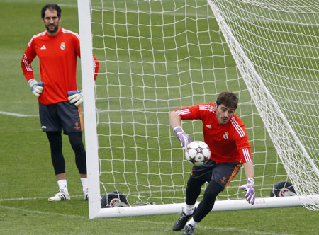 Carlo Ancelotti xoa dịu lòng binh: Cả Diego Lopez và Iker Casillas đều là thủ môn chính thức