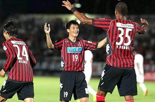 Tiền đạo Công Vinh chính thức ở lại SLNA