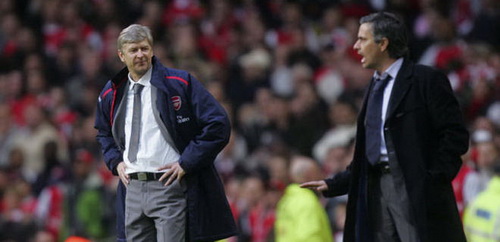 Tại sao Arsene Wenger hay thua Mourinho?